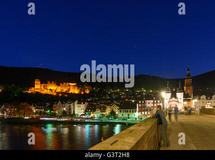 Il vecchio ponte sul fiume Neckar , città vecchia con il castello , Heiliggeistkirche e montagna Königstuhl, Germania, Baden-Württemberg, Kurpf Foto Stock