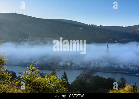 Vista da filosofi modo nella nebbia mattutina sulla città vecchia con il castello, Heiliggeistkirche e il Vecchio Ponte sul fiume Neckar e Köni Foto Stock