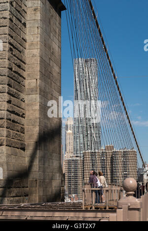 I turisti sul marciapiede vicino al Tower, il Ponte di Brooklyn, New York Foto Stock