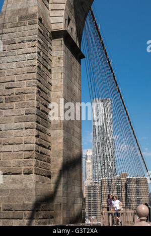 I turisti sul marciapiede vicino al Tower, il Ponte di Brooklyn, New York Foto Stock