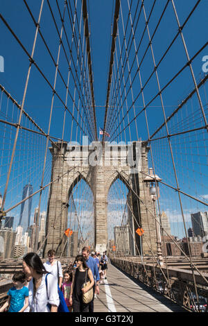 La folla camminando sul Ponte di Brooklyn, New York Foto Stock