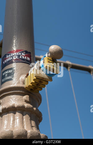 Amore si blocca sul ponte di Brooklyn, New York Foto Stock