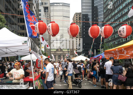 Midtown Manhattan blocchi sono chiusi per veicoli come ristoranti, fornitori, artisti e artigianato attività riempiono Park Avenue. Foto Stock