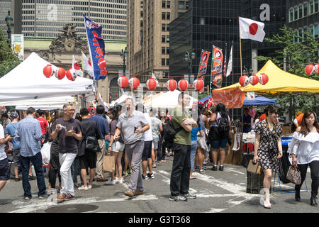 Midtown Manhattan blocchi sono chiusi per veicoli come ristoranti, fornitori, artisti e artigianato attività riempiono Park Avenue. Foto Stock