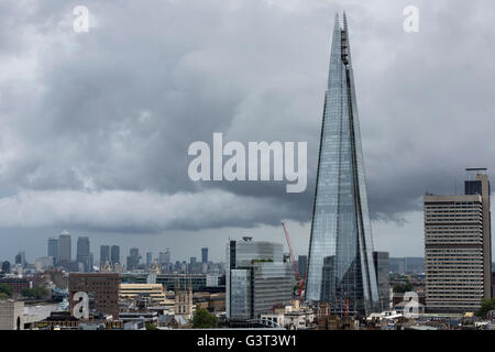 Londra, Regno Unito. Il 14 giugno 2016. Vista della skyline di Londra con Canary Wharf e il Coccio dalla visualizzazione di terrazza presso l'interruttore casa di Tate Modern. Premere anteprima della nuova Tate Modern che sarà aperto al pubblico questo fine settimana. Credito: ukartpics/Alamy Live News Foto Stock