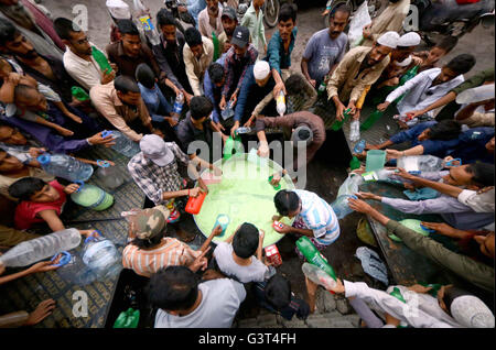 Di Karachi, Pakistan. 14 Giugno, 2016. Milk Shake è in corso la distribuzione tra i musulmani a digiuno prima di temporizzazioni Iftaar, a Gurumandir a Karachi il Martedì, 14 giugno 2016. Credito: Asianet-Pakistan/Alamy Live News Foto Stock