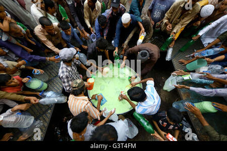 Di Karachi, Pakistan. 14 Giugno, 2016. Milk Shake è in corso la distribuzione tra i musulmani a digiuno prima di temporizzazioni Iftaar, a Gurumandir a Karachi il Martedì, 14 giugno 2016. Credito: Asianet-Pakistan/Alamy Live News Foto Stock