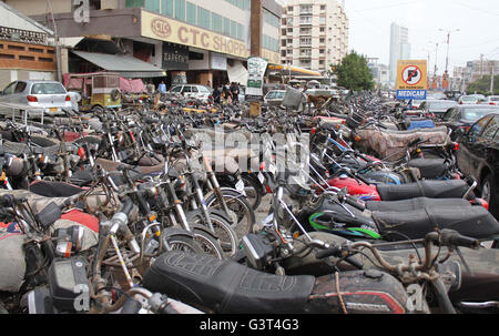 Di Karachi, Pakistan. 14 Giugno, 2016. Numeri enormi di moto visto parcheggiata in "No parcheggio area" al di fuori di un centro commerciale per lo shopping in Clifton località che mostra la negligenza del traffico Le autorità di polizia, a Karachi il Martedì, 14 giugno 2016. Credito: Asianet-Pakistan/Alamy Live News Foto Stock