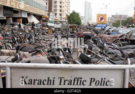 Di Karachi, Pakistan. 14 Giugno, 2016. Numeri enormi di moto visto parcheggiata in "No parcheggio area" al di fuori di un centro commerciale per lo shopping in Clifton località che mostra la negligenza del traffico Le autorità di polizia, a Karachi il Martedì, 14 giugno 2016. Credito: Asianet-Pakistan/Alamy Live News Foto Stock