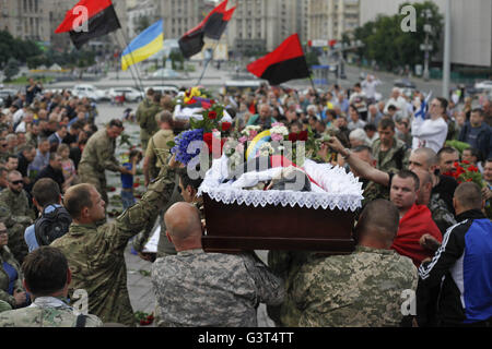 Kiev, Ucraina. 14 Giugno, 2016. Parenti, amici e camerati assistere ad una cerimonia funebre per il "settore destro' partito politico fighters Yuri Gnatyuk e Robert Masley, secondo come riferito che sono stati uccisi in Ucraina orientale conflitto, in Piazza Indipendenza a Kiev, Ucraina, 14 giugno 2016. Pro-Russian ribelli hanno attaccato esercito ucraino posizioni in Ucraina orientale 40 volte in passato 24 ore, secondo il governo ucraino ufficiale di premere Centro per la cosiddetta operazione antiterrorismo Credito: Nazar Furyk/ZUMA filo/Alamy Live News Foto Stock