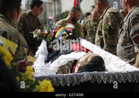 Kiev, Ucraina. 14 Giugno, 2016. Parenti, amici e camerati assistere ad una cerimonia funebre per il "settore destro' partito politico fighters Yuri Gnatyuk e Robert Masley, secondo come riferito che sono stati uccisi in Ucraina orientale conflitto, in Piazza Indipendenza a Kiev, Ucraina, 14 giugno 2016. Pro-Russian ribelli hanno attaccato esercito ucraino posizioni in Ucraina orientale 40 volte in passato 24 ore, secondo il governo ucraino ufficiale di premere Centro per la cosiddetta operazione antiterrorismo Credito: Nazar Furyk/ZUMA filo/Alamy Live News Foto Stock