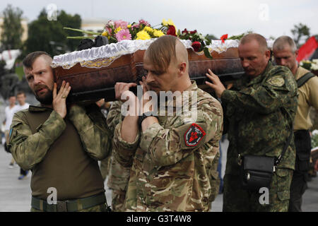 Kiev, Ucraina. 14 Giugno, 2016. Parenti, amici e camerati assistere ad una cerimonia funebre per il "settore destro' partito politico fighters Yuri Gnatyuk e Robert Masley, secondo come riferito che sono stati uccisi in Ucraina orientale conflitto, in Piazza Indipendenza a Kiev, Ucraina, 14 giugno 2016. Pro-Russian ribelli hanno attaccato esercito ucraino posizioni in Ucraina orientale 40 volte in passato 24 ore, secondo il governo ucraino ufficiale di premere Centro per la cosiddetta operazione antiterrorismo Credito: Nazar Furyk/ZUMA filo/Alamy Live News Foto Stock