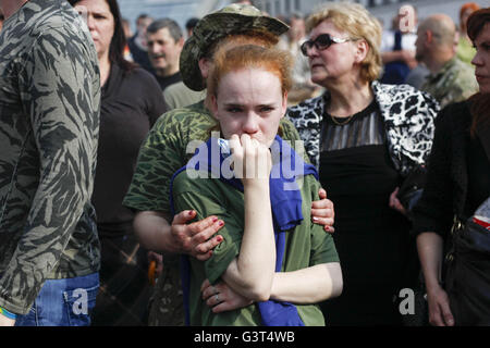 Kiev, Ucraina. 14 Giugno, 2016. Parenti, amici e camerati assistere ad una cerimonia funebre per il "settore destro' partito politico fighters Yuri Gnatyuk e Robert Masley, secondo come riferito che sono stati uccisi in Ucraina orientale conflitto, in Piazza Indipendenza a Kiev, Ucraina, 14 giugno 2016. Pro-Russian ribelli hanno attaccato esercito ucraino posizioni in Ucraina orientale 40 volte in passato 24 ore, secondo il governo ucraino ufficiale di premere Centro per la cosiddetta operazione antiterrorismo Credito: Nazar Furyk/ZUMA filo/Alamy Live News Foto Stock