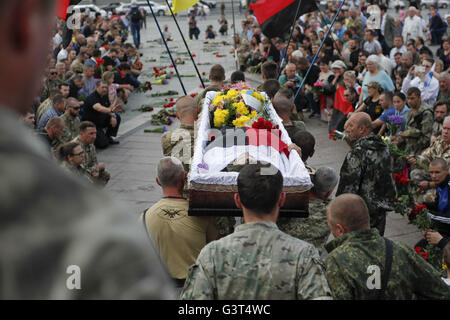 Kiev, Ucraina. 14 Giugno, 2016. Parenti, amici e camerati assistere ad una cerimonia funebre per il "settore destro' partito politico fighters Yuri Gnatyuk e Robert Masley, secondo come riferito che sono stati uccisi in Ucraina orientale conflitto, in Piazza Indipendenza a Kiev, Ucraina, 14 giugno 2016. Pro-Russian ribelli hanno attaccato esercito ucraino posizioni in Ucraina orientale 40 volte in passato 24 ore, secondo il governo ucraino ufficiale di premere Centro per la cosiddetta operazione antiterrorismo Credito: Nazar Furyk/ZUMA filo/Alamy Live News Foto Stock