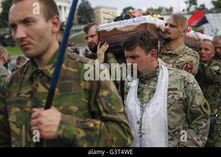 Kiev, Ucraina. 14 Giugno, 2016. Parenti, amici e camerati assistere ad una cerimonia funebre per il "settore destro' partito politico fighters Yuri Gnatyuk e Robert Masley, secondo come riferito che sono stati uccisi in Ucraina orientale conflitto, in Piazza Indipendenza a Kiev, Ucraina, 14 giugno 2016. Pro-Russian ribelli hanno attaccato esercito ucraino posizioni in Ucraina orientale 40 volte in passato 24 ore, secondo il governo ucraino ufficiale di premere Centro per la cosiddetta operazione antiterrorismo Credito: Nazar Furyk/ZUMA filo/Alamy Live News Foto Stock