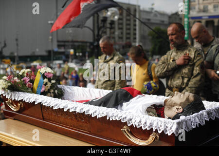 Kiev, Ucraina. 14 Giugno, 2016. Parenti, amici e camerati assistere ad una cerimonia funebre per il "settore destro' partito politico fighters Yuri Gnatyuk e Robert Masley, secondo come riferito che sono stati uccisi in Ucraina orientale conflitto, in Piazza Indipendenza a Kiev, Ucraina, 14 giugno 2016. Pro-Russian ribelli hanno attaccato esercito ucraino posizioni in Ucraina orientale 40 volte in passato 24 ore, secondo il governo ucraino ufficiale di premere Centro per la cosiddetta operazione antiterrorismo Credito: Nazar Furyk/ZUMA filo/Alamy Live News Foto Stock