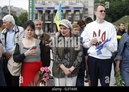 Kiev, Ucraina. 14 Giugno, 2016. Parenti, amici e camerati assistere ad una cerimonia funebre per il "settore destro' partito politico fighters Yuri Gnatyuk e Robert Masley, secondo come riferito che sono stati uccisi in Ucraina orientale conflitto, in Piazza Indipendenza a Kiev, Ucraina, 14 giugno 2016. Pro-Russian ribelli hanno attaccato esercito ucraino posizioni in Ucraina orientale 40 volte in passato 24 ore, secondo il governo ucraino ufficiale di premere Centro per la cosiddetta operazione antiterrorismo Credito: Nazar Furyk/ZUMA filo/Alamy Live News Foto Stock