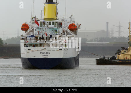 Tilbury, Londra, Regno Unito. 14 giugno 2016. L'RMS St Helena lascia Londra per il suo ultimo viaggio a St Helena Island. Il nuovo aeroporto sull'isola segna il ritiro delle navi mercantili di linea che è entrato in servizio nel 1990. Credito: Steve Hickey/Alamy Live News Foto Stock