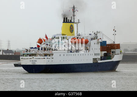 Tilbury, Londra, Regno Unito. 14 giugno 2016. L'RMS St Helena lascia Londra per il suo ultimo viaggio a St Helena Island. Il nuovo aeroporto sull'isola segna il ritiro delle navi mercantili di linea che è entrato in servizio nel 1990. Credito: Steve Hickey/Alamy Live News Foto Stock