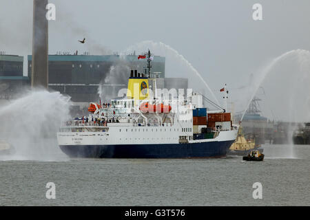 Tilbury, Londra, Regno Unito. 14 giugno 2016. L'RMS St Helena lascia Londra per il suo ultimo viaggio a St Helena Island. Il nuovo aeroporto sull'isola segna il ritiro delle navi mercantili di linea che è entrato in servizio nel 1990. Credito: Steve Hickey/Alamy Live News Foto Stock