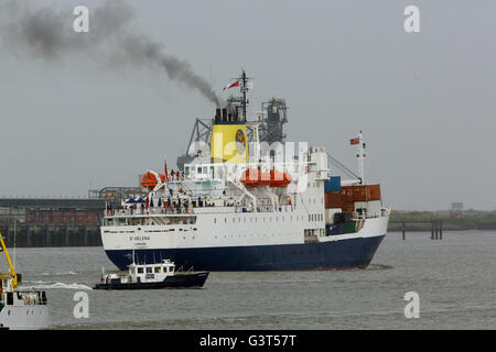 Tilbury, Londra, Regno Unito. 14 giugno 2016. L'RMS St Helena lascia Londra per il suo ultimo viaggio a St Helena Island. Il nuovo aeroporto sull'isola segna il ritiro delle navi mercantili di linea che è entrato in servizio nel 1990. Credito: Steve Hickey/Alamy Live News Foto Stock