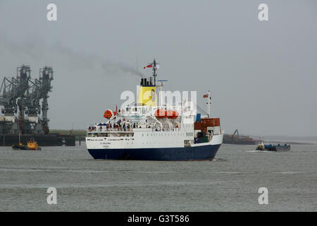 Tilbury, Londra, Regno Unito. 14 giugno 2016. L'RMS St Helena lascia Londra per il suo ultimo viaggio a St Helena Island. Il nuovo aeroporto sull'isola segna il ritiro delle navi mercantili di linea che è entrato in servizio nel 1990. Credito: Steve Hickey/Alamy Live News Foto Stock