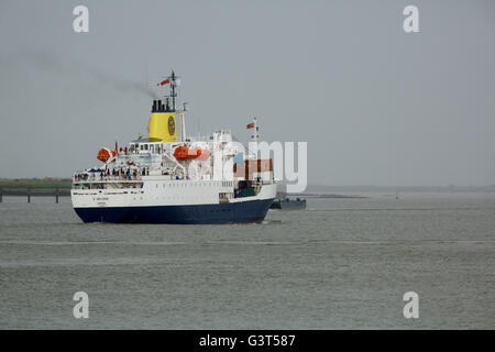 Tilbury, Londra, Regno Unito. 14 giugno 2016. L'RMS St Helena lascia Londra per il suo ultimo viaggio a St Helena Island. Il nuovo aeroporto sull'isola segna il ritiro delle navi mercantili di linea che è entrato in servizio nel 1990. Credito: Steve Hickey/Alamy Live News Foto Stock