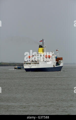 Tilbury, Londra, Regno Unito. 14 giugno 2016. L'RMS St Helena lascia Londra per il suo ultimo viaggio a St Helena Island. Il nuovo aeroporto sull'isola segna il ritiro delle navi mercantili di linea che è entrato in servizio nel 1990. Credito: Steve Hickey/Alamy Live News Foto Stock