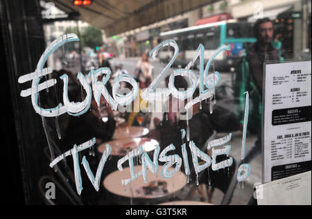 Parigi, Francia. 14 Giugno, 2016. Una scritta "Euro 2016 TV interno' è visto scritto sulla finestra di un ristorante nel quartiere Marais di Parigi, Francia, 14 giugno 2016. Foto: Peter Kneffel/dpa/Alamy Live News Foto Stock