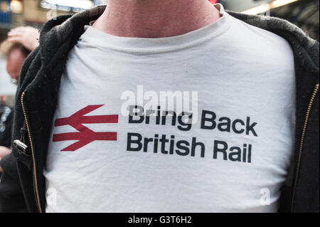 Brighton, East Sussex, 14 giugno 2016. Pendolari tenere una manifestazione di protesta a Brighton Rail Station sofferenza dopo settimane di gravi perturbazioni a causa di problemi di personale. Il personale sono in sciopero e chiamando in malati a causa della controversia su i saggi Southern proposto di passare al driver-solo treni. Foto Stock