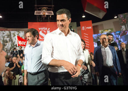 Oviedo, Spagna. 14 Giugno, 2016. Il leader del Partito Socialista Spagnolo (PSOE) e candidato in Spagna le elezioni generali, Pedro Sanchez, durante una riunione di partito di campagne in Spagna la seconda elezione generale in sei mesi a Corredoria Arena Center il 12 giugno 2016 a Oviedo, Spagna. La Spagna è in possesso la sua seconda elezioni in sei mesi, il 26 giugno, e i sondaggi mostrano la lunga tradizione di socialisti affrontare la minaccia senza precedenti di essere sostituito da estrema sinistra Podemos upstart come la principale forza di opposizione. Credito: David Gato/Alamy Live News Foto Stock