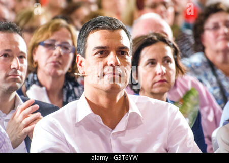 Oviedo, Spagna. 14 Giugno, 2016. Il leader del Partito Socialista Spagnolo (PSOE) e candidato in Spagna le elezioni generali, Pedro Sanchez, durante una riunione di partito di campagne in Spagna la seconda elezione generale in sei mesi a Corredoria Arena Center il 12 giugno 2016 a Oviedo, Spagna. La Spagna è in possesso la sua seconda elezioni in sei mesi, il 26 giugno, e i sondaggi mostrano la lunga tradizione di socialisti affrontare la minaccia senza precedenti di essere sostituito da estrema sinistra Podemos upstart come la principale forza di opposizione. Credito: David Gato/Alamy Live News Foto Stock