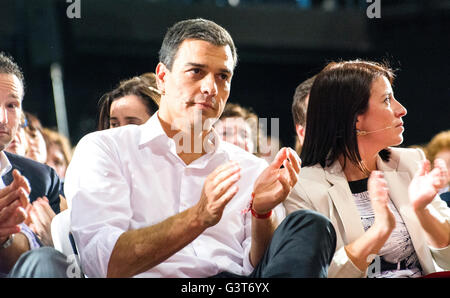 Oviedo, Spagna. 14 Giugno, 2016. Il leader del Partito Socialista Spagnolo (PSOE) e candidato in Spagna le elezioni generali, Pedro Sanchez, durante una riunione di partito di campagne in Spagna la seconda elezione generale in sei mesi a Corredoria Arena Center il 12 giugno 2016 a Oviedo, Spagna. La Spagna è in possesso la sua seconda elezioni in sei mesi, il 26 giugno, e i sondaggi mostrano la lunga tradizione di socialisti affrontare la minaccia senza precedenti di essere sostituito da estrema sinistra Podemos upstart come la principale forza di opposizione. Credito: David Gato/Alamy Live News Foto Stock