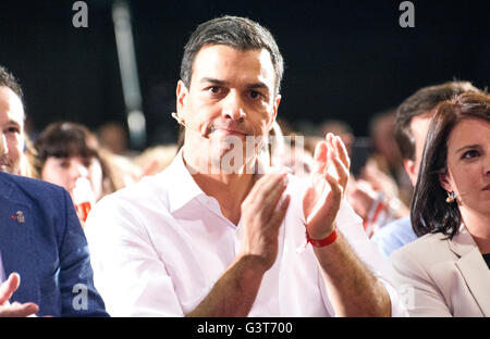 Oviedo, Spagna. 14 Giugno, 2016. Il leader del Partito Socialista Spagnolo (PSOE) e candidato in Spagna le elezioni generali, Pedro Sanchez, durante una riunione di partito di campagne in Spagna la seconda elezione generale in sei mesi a Corredoria Arena Center il 12 giugno 2016 a Oviedo, Spagna. La Spagna è in possesso la sua seconda elezioni in sei mesi, il 26 giugno, e i sondaggi mostrano la lunga tradizione di socialisti affrontare la minaccia senza precedenti di essere sostituito da estrema sinistra Podemos upstart come la principale forza di opposizione. Credito: David Gato/Alamy Live News Foto Stock