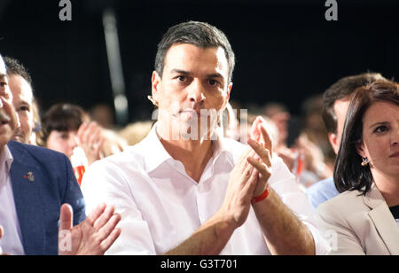 Oviedo, Spagna. 14 Giugno, 2016. Il leader del Partito Socialista Spagnolo (PSOE) e candidato in Spagna le elezioni generali, Pedro Sanchez, durante una riunione di partito di campagne in Spagna la seconda elezione generale in sei mesi a Corredoria Arena Center il 12 giugno 2016 a Oviedo, Spagna. La Spagna è in possesso la sua seconda elezioni in sei mesi, il 26 giugno, e i sondaggi mostrano la lunga tradizione di socialisti affrontare la minaccia senza precedenti di essere sostituito da estrema sinistra Podemos upstart come la principale forza di opposizione. Credito: David Gato/Alamy Live News Foto Stock