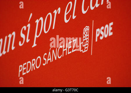 Oviedo, Spagna. 14 Giugno, 2016. Banner del leader del Partito Socialista Spagnolo (PSOE) e candidato in Spagna le elezioni generali, Pedro Sanchez durante una riunione di partito di campagne in Spagna la seconda elezione generale in sei mesi a Corredoria Arena Center il 12 giugno 2016 a Oviedo, Spagna. La Spagna è in possesso la sua seconda elezioni in sei mesi, il 26 giugno, e i sondaggi mostrano la lunga tradizione di socialisti affrontare la minaccia senza precedenti di essere sostituito da estrema sinistra Podemos upstart come la principale forza di opposizione. Credito: David Gato/Alamy Live News Foto Stock