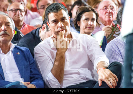 Oviedo, Spagna. 14 Giugno, 2016. Il leader del Partito Socialista Spagnolo (PSOE) e candidato in Spagna le elezioni generali, Pedro Sanchez, durante una riunione di partito di campagne in Spagna la seconda elezione generale in sei mesi a Corredoria Arena Center il 12 giugno 2016 a Oviedo, Spagna. La Spagna è in possesso la sua seconda elezioni in sei mesi, il 26 giugno, e i sondaggi mostrano la lunga tradizione di socialisti affrontare la minaccia senza precedenti di essere sostituito da estrema sinistra Podemos upstart come la principale forza di opposizione. Credito: David Gato/Alamy Live News Foto Stock