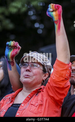 Los Angeles, California, USA. Xiii Giugno, 2016. Migliaia di persone in lutto frequentare una fiaccolata di fronte al Los Angeles City Hall di lunedì, il giorno dopo il massacro di ripresa in un night club per gay in Orlando. © Ringo Chiu/ZUMA filo/Alamy Live News Foto Stock