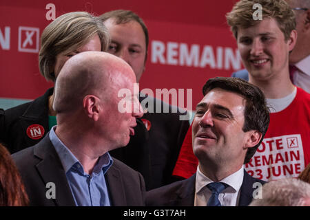 Londra, Regno Unito. 14 Giugno, 2016. Matt Wrack, Segretario Generale dei Vigili del Fuoco Unione (FBU), condivide una barzelletta con Andy Burnham MP, Shadow Home Secretary, come ombra del lavoro membri del gabinetto assemblare con dirigenti sindacali di ascoltare le dichiarazioni di Jeremy Corbyn, leader del partito laburista e l opposizione, e Heidi Alexander, Shadow il Segretario di Stato per la salute, a favore della votazione rimangono campagna presso il quartier generale TUC. Credito: Mark Kerrison/Alamy Live News Foto Stock