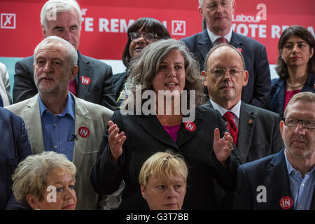 Londra, Regno Unito. 14 Giugno, 2016. Heidi Alexander, Shadow il Segretario di Stato per la salute, accompagnato da ombra del lavoro membri del gabinetto e leader sindacali, parla a favore della votazione rimangono campagna presso il quartier generale TUC. Credito: Mark Kerrison/Alamy Live News Foto Stock