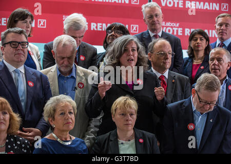 Londra, Regno Unito. 14 Giugno, 2016. Heidi Alexander, Shadow il Segretario di Stato per la salute, accompagnato da ombra del lavoro membri del gabinetto e leader sindacali, parla a favore della votazione rimangono campagna presso il quartier generale TUC. Credito: Mark Kerrison/Alamy Live News Foto Stock