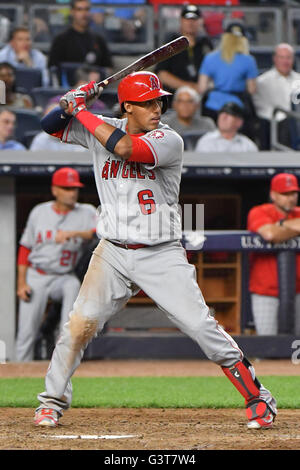 Il Bronx, New York, Stati Uniti d'America. Il 6 giugno, 2016. Yunel Escobar (Angeli), 6 giugno 2016 - MLB : Yunel Escobar del Los Angeles gli angeli di Anaheim durante il Major League Baseball gioco contro i New York Yankees allo Yankee Stadium nel Bronx, New York, Stati Uniti. © Hiroaki Yamaguchi/AFLO/Alamy Live News Foto Stock