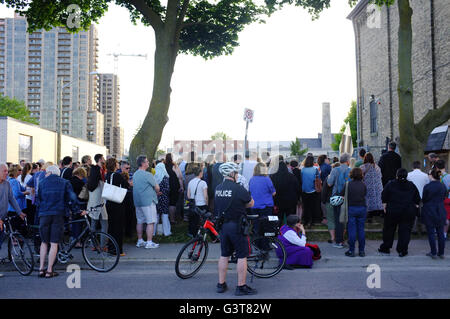 London, Ontario, Canada. Martedì 14 Giugno, 2016. La polizia di vegliare su di una fiaccolata in memoria delle vittime del recente ripresa di Orlando. L'evento, che è stato in solidarietà con la LGBTQ+ comunità è stato organizzato da diverse Londra gruppi di base e viene fornito come parte di un movimento mondiale di sostegno per coloro che sono stati colpiti da un attacco armato che si è verificato al polso, un American LGBT nightclub di domenica. Foto Stock