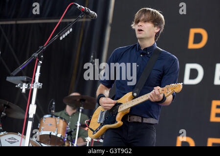 Giugno 12, 2016 - Manchester, Tennessee, Stati Uniti - musicista BENJAMIN GIBBARD dei Death Cab for Cutie suona dal vivo al grande parco dello stadio durante Bonnaroo Music e Arts Festival di Manchester, Tennessee (credito Immagine: © Daniel DeSlover via ZUMA filo) Foto Stock