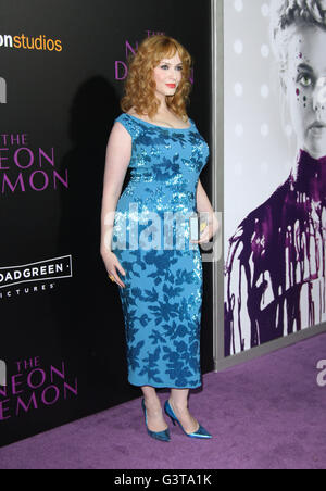 Hollywood, CA, Stati Uniti d'America. 14 Giugno, 2016. 14 Giugno 2016 - Hollywood, California - Christina Hendricks. ''Il Neon di Demon'' Los Angeles Premiere tenutasi presso il Cinema ArcLight' Glossari Affini Dome. Photo credit: AdMedia Credito: AdMedia/ZUMA filo/Alamy Live News Foto Stock