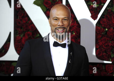 Comune di frequentare il settantesimo annuale di Tony Awards al Beacon Theatre il 12 giugno 2016 a New York City. | Verwendung weltweit Foto Stock