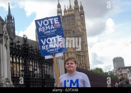 Londra, Regno Unito. Il 15 giugno, 2016. Un uomo detiene un grande cartello fuori dal Parlamento a nome di rimanere in Bretagna più forte in Europa con poco più di una settimana a sinistra fino a quando gli elettori britannici andare alle urne il 23 giugno a decidere se rimanere o lasciare l'Unione europea Credito: amer ghazzal/Alamy Live News Foto Stock