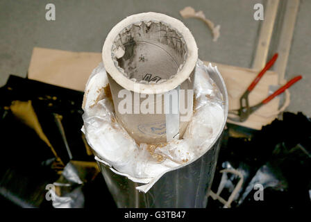 Berlino, Germania. Il 15 giugno, 2016. Dispensa - datata immagine mostra l'eroina come fissato dalla polizia, che era nascosta in una pellicola di plastica. Una quantità record di 80 kg di farmaco, che vale la pena di circa tre milioni di euro, è stato trovato un paio di giorni fa giacente in un auto nascoste in borse da viaggio e rotonda in plastica contenitori di lamina metallica. Foto: Polizia Berlino/dpa (attenzione i redattori: solo uso editoriale. Solo uso editoriale in connessione con le attuali reporting sulla pista dei contrabbandieri caso e con crediti obbligatori: "Foto: Polizia Berlino/dpa") Credito: dpa picture alliance/Alamy Live News Foto Stock