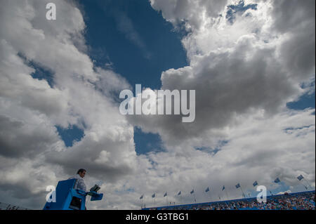 La Queen's Club, Londra UK. Il 15 giugno 2016. Il giorno 3 della corte di erba campionati a west London club fino al 19 giugno, Gran Bretagna Kyle Edmund sul Centre Court prima contro numero otto semi francese Gilles Simon. Credito: sportsimages/Alamy Live News. Foto Stock