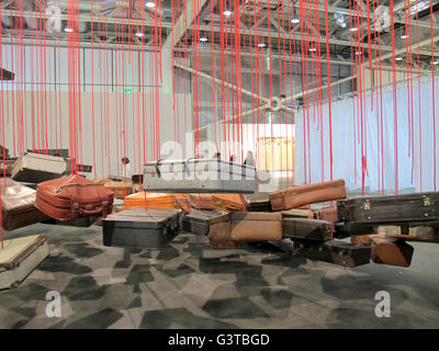 Basel, Svizzera. 14 Giugno, 2016. Un gigante di installazione dei battenti delle valigie da Chiharu Shiota è uno dei eyecatchers all'Arte Fiera Art Basel a Basilea in Svizzera, 14 giugno 2016. La fiera è conosciuta come una delle più importanti fiere per l'arte del XX e del xxi secolo. Foto: Sabine Glaubitz/dpa/Alamy Live News Foto Stock